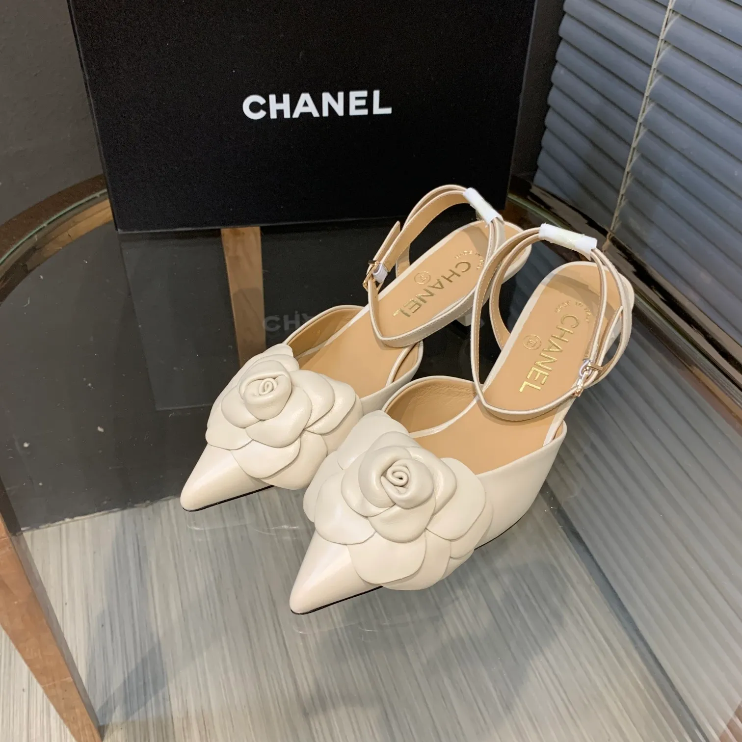 👟👟Ex-factory price 600👟👟 🍀Chanel's new flagship series of sandals in the counter are newly released 2022S summer series, exquisite retro shoes, the latest camellia flower design of Jindian Xiaoxiang on the upper is exquisite and fashionable, a popular model among domestic and foreign bloggers Upper: original Italian imported sheepskin original one-to-one sheepskin handmade camellia🌸 Inner lining: imported mixed sheepskin lining Outsole: Genuine leather outsole imported from Italy Size number: 35-39 (40, 41 customization is non-returnable) Heel height: 4cm Delivered with luxurious latest counter packaging